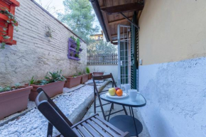 S.Ambrogio Courtyard in Florence-hosted by Thinah